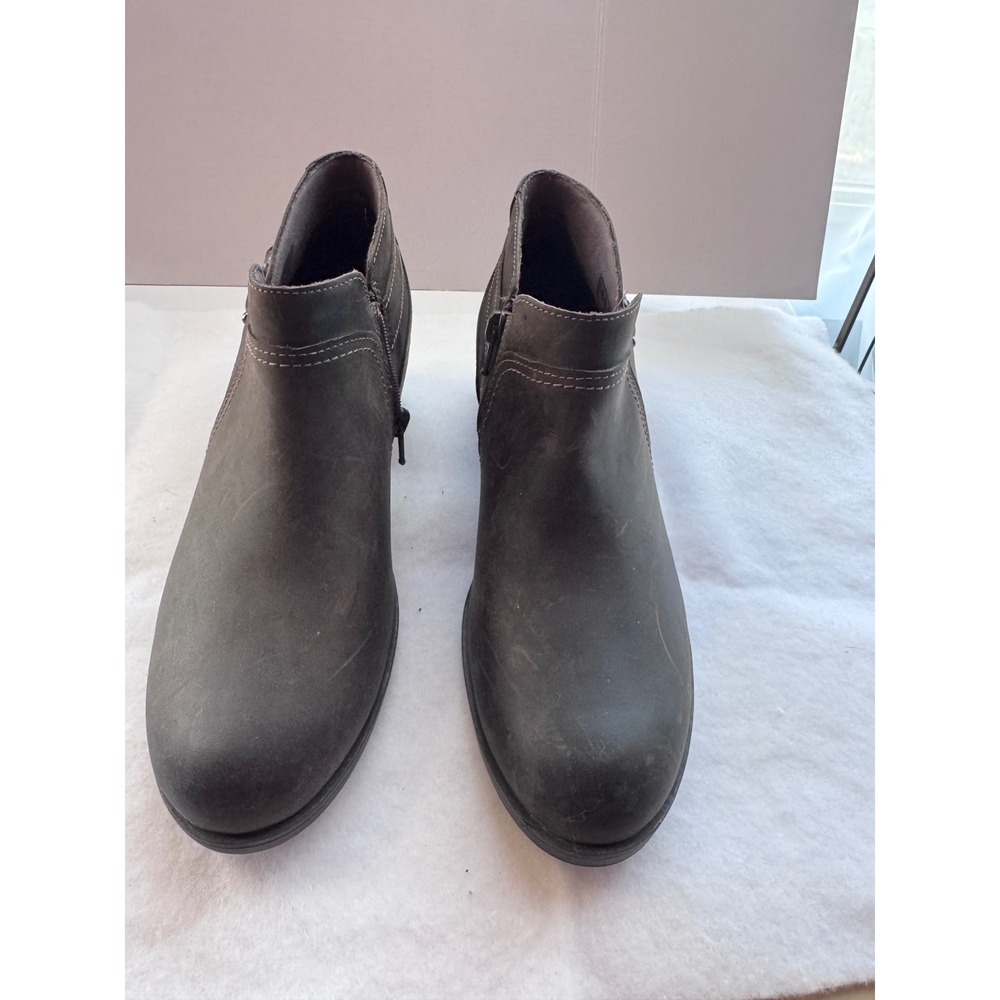 Clarks Collection Charlten Grace Taupe Oily Leather Ankle Boots 8.5 M 26175060